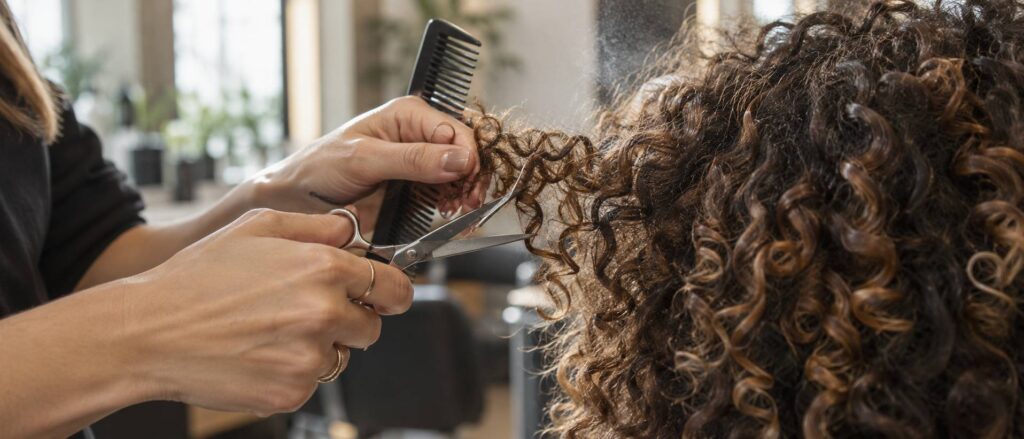 Plan de détail illustrant le sujet de l'article : Cheveux bouclés : coupe à sec ou coupe mouillée